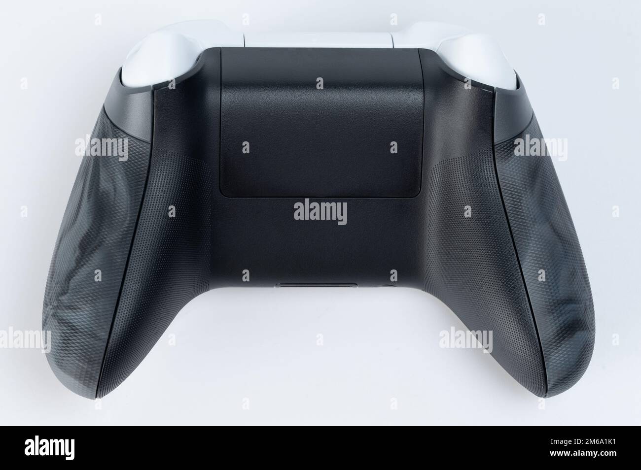 Joystick mit schwarzer Gummirückseite isoliert auf weißem Studiohintergrund Stockfoto