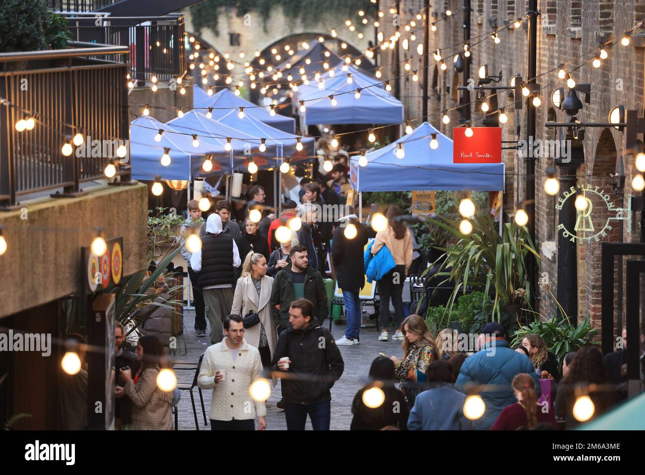 Weihnachtsmarkt in der Lower Stable Street in CDY bei Kings Cross, Nord-London, Großbritannien Stockfoto