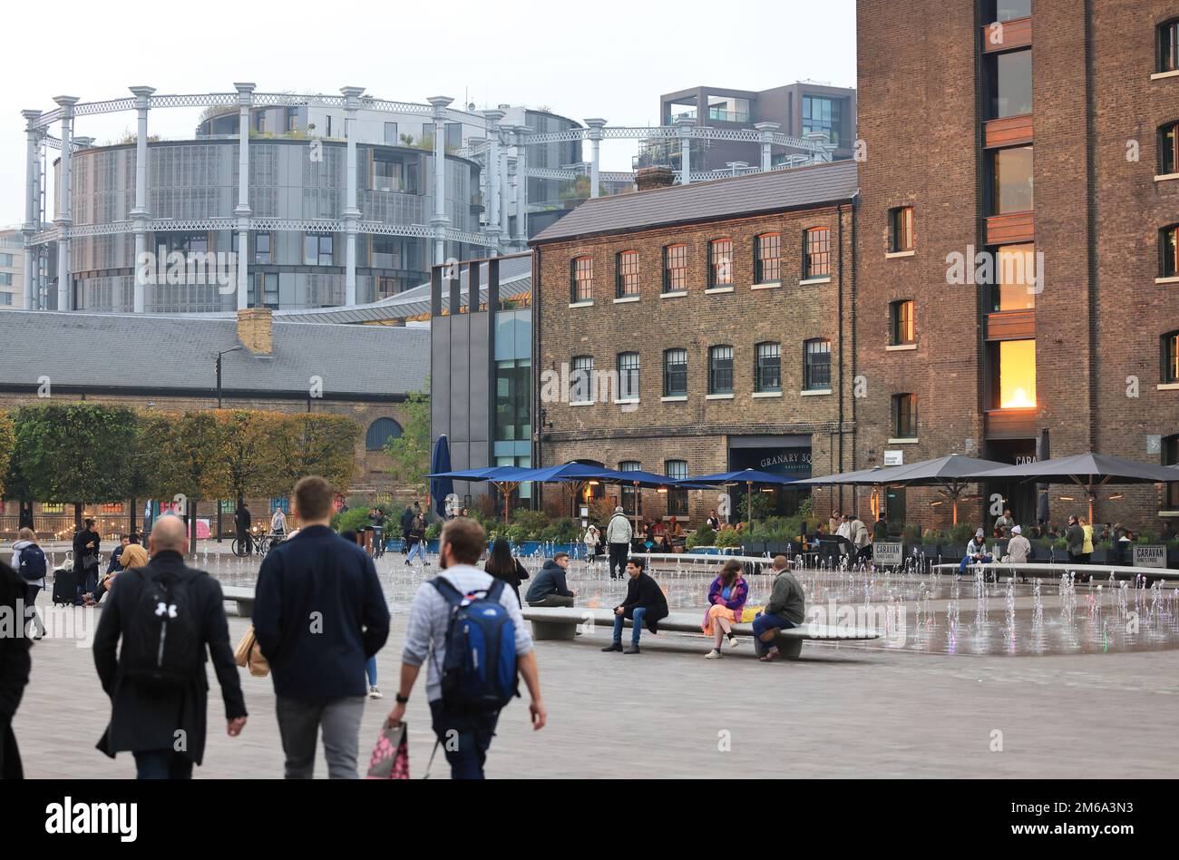 Granary Square mit der St. Martins School of Art und den Gasholder in der Herbstsonne im Norden Londons, Großbritannien Stockfoto