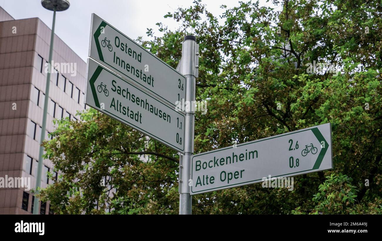 Wegweiser in der Stadt Frankfurt - FRANKFURT, DEUTSCHLAND - 12. JULI 2022 Stockfoto