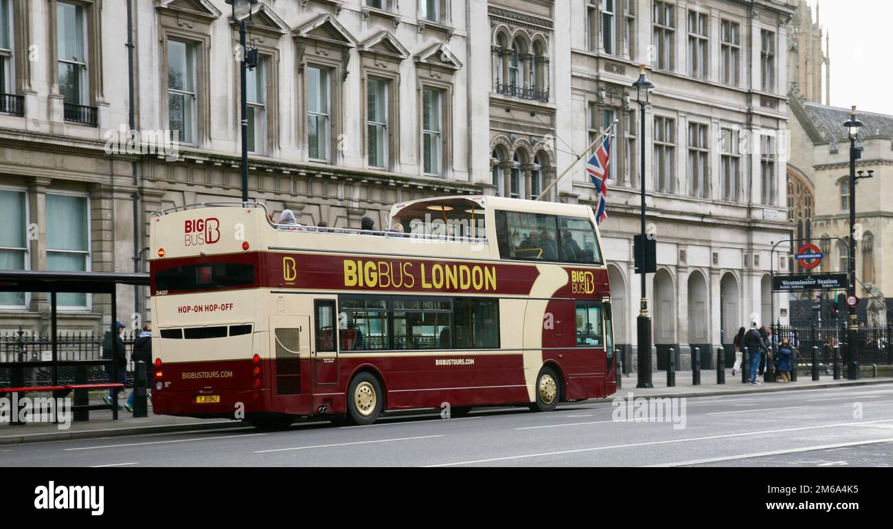 Ein großer Londoner Doppeldeckerbus auf der Westminster Bridge, London, Großbritannien, Europa Stockfoto