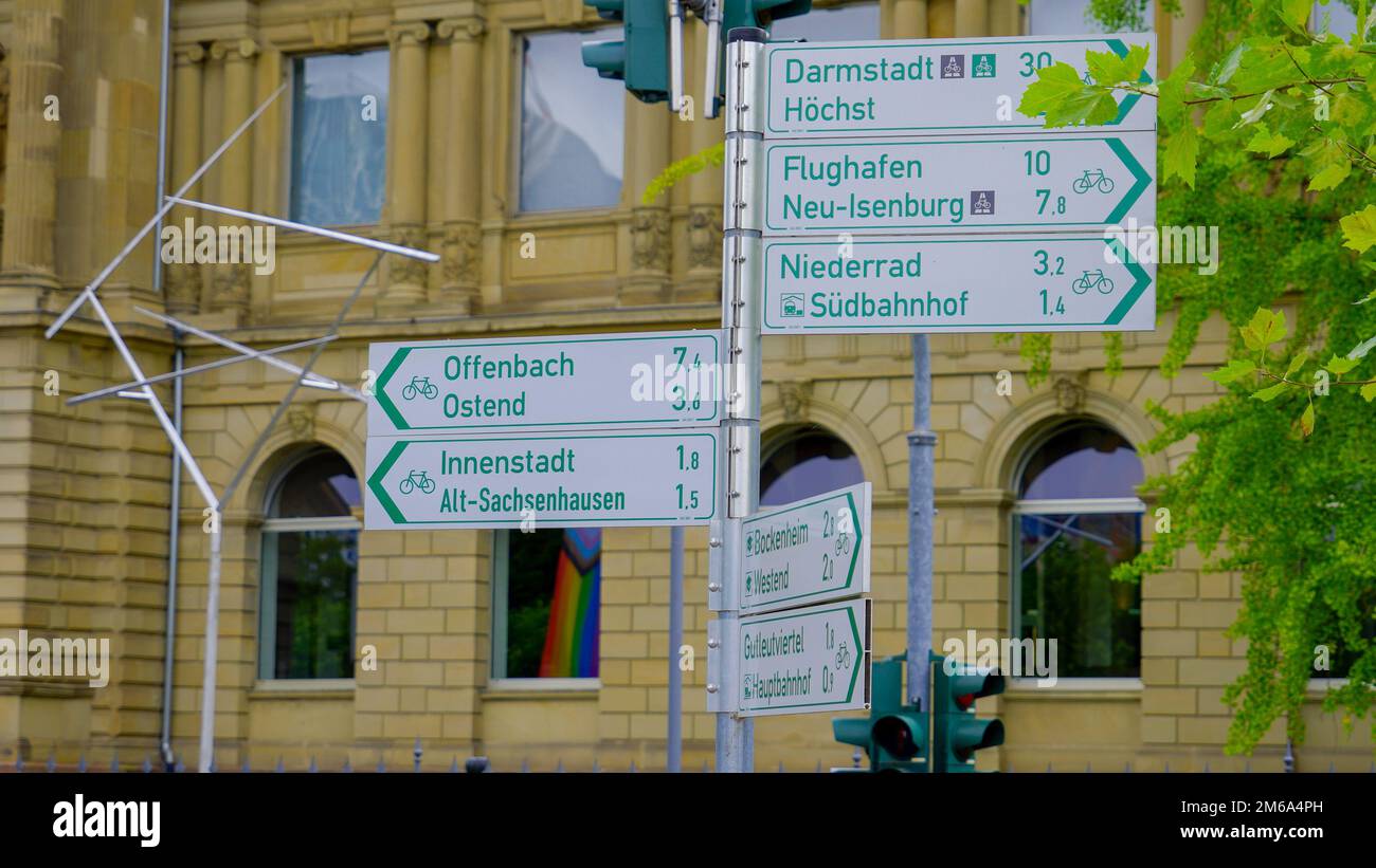 Wegweiser in der Stadt Frankfurt - FRANKFURT, DEUTSCHLAND - 12. JULI 2022 Stockfoto