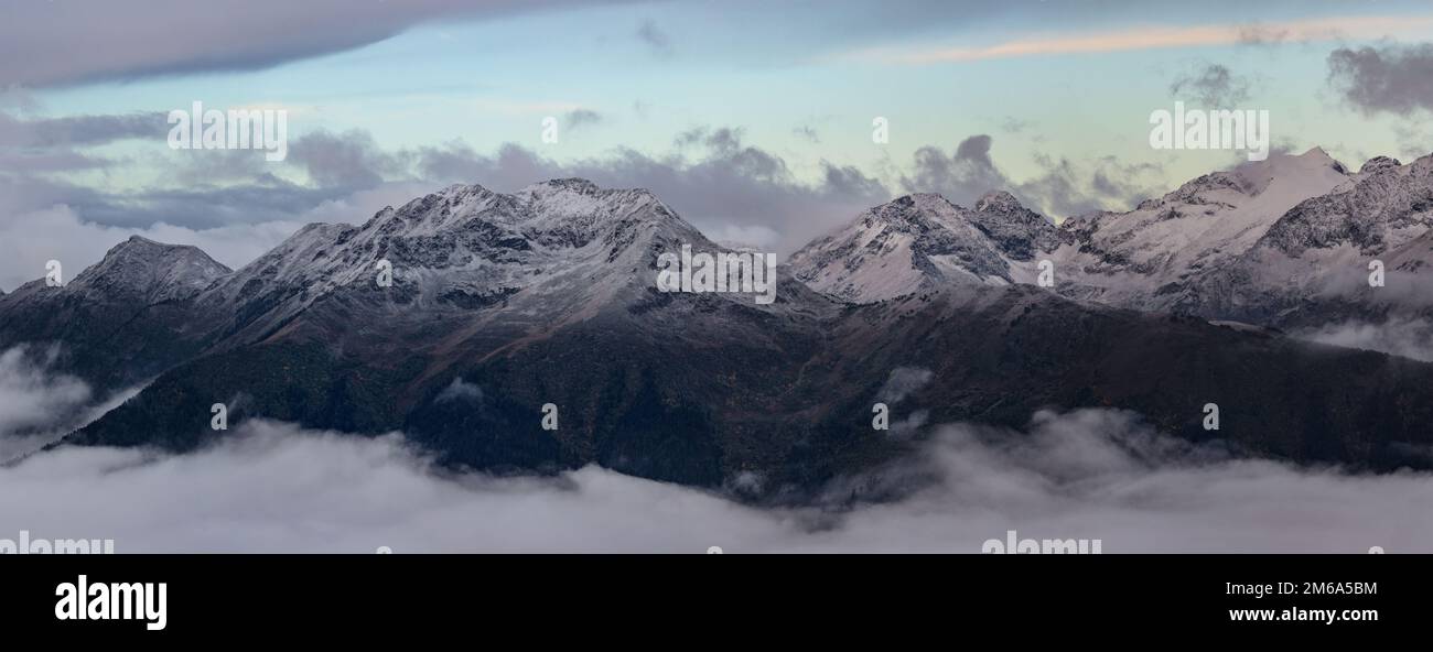 Mamkhurts Range in der Morgendämmerung. Der Nordwesten treibt die Bergkette des Kaukasus an. Kaukasusgebirge. Karachay-Tscherkesien. Russland. Stockfoto