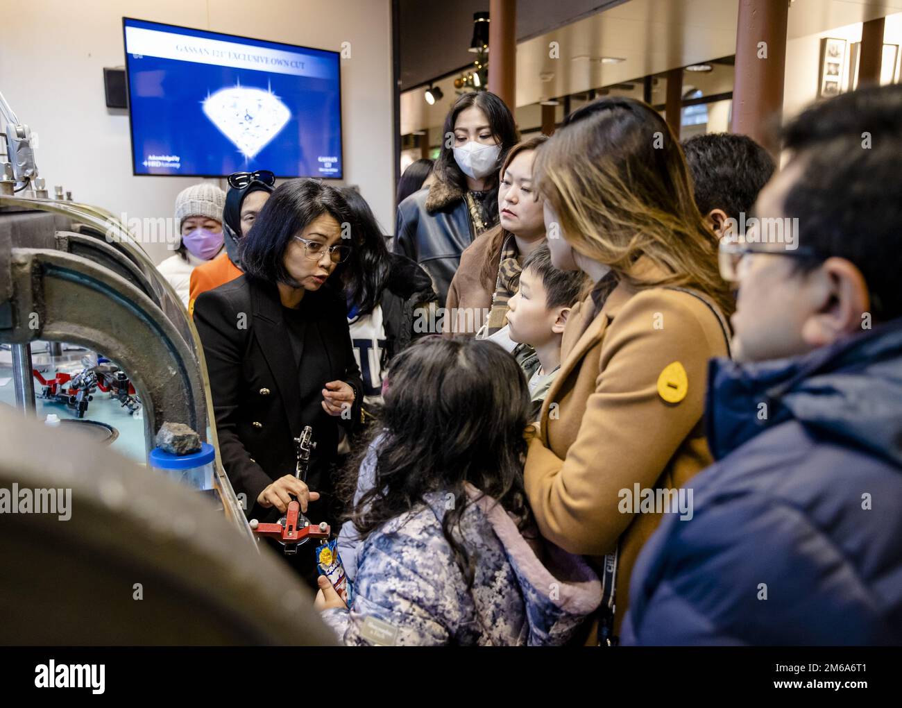 AMSTERDAM - Touristen aus Indonesien bei Gassan Diamonds in Amsterdam. Vor der Corona-Krise wurde das Luxusunternehmen hauptsächlich durch Besuche chinesischer Kunden angetrieben. Die chinesische Regierung hat in diesem Monat ihre strikte Null-Covid-Politik verabschiedet, und die Chinesen dürfen ab Januar 8 wieder ins Ausland reisen. ANP SEM VAN DER WAL niederlande raus - belgien raus Stockfoto