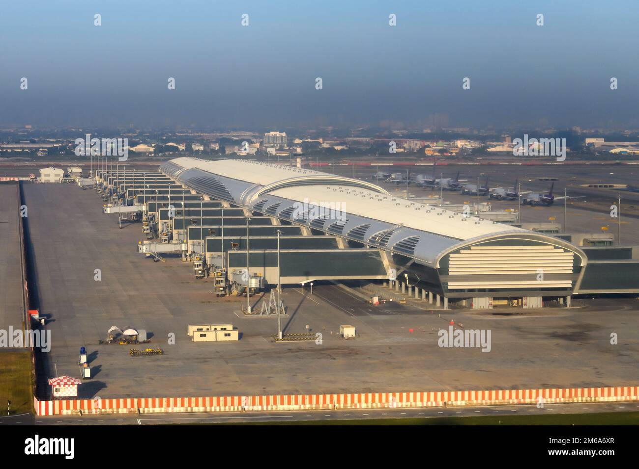 Bangkok Airport Terminal 1 Erweiterung genannt Midfield Satellite Concourse. Suvarnabhumi Flughafen Bangkok Flughafen neuer Satellit von Terminal 1. Stockfoto