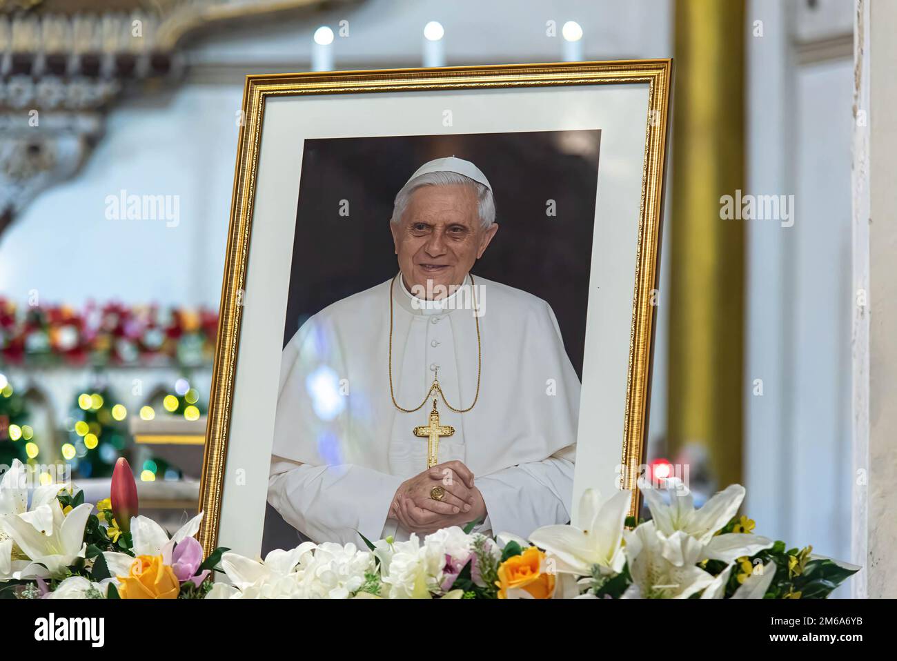 Ein Foto des verstorbenen Papstes an der Rosenkirche während der Hommage an den Tod des Papstes Emeritus Benedict XVI Der verstorbene Papst Emeritus Benedikt XVI. Starb am 31. Dezember 2022 im Alter von 95 Jahren im Kloster Hook Ecclesiae im Vatikan. Stockfoto