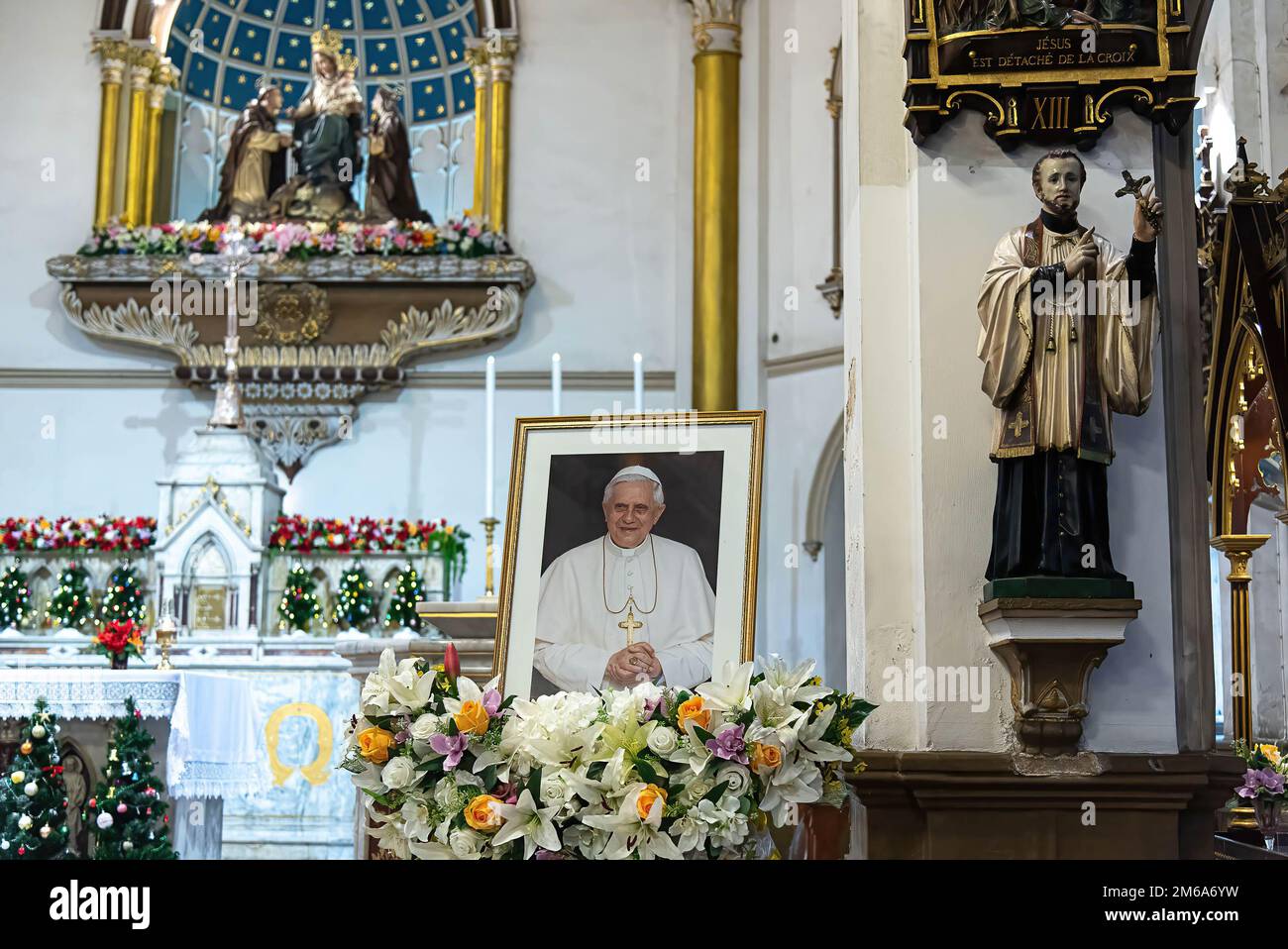 Ein Foto des verstorbenen Papstes an der Rosenkirche während der Hommage an den Tod des Papstes Emeritus Benedict XVI Der verstorbene Papst Emeritus Benedikt XVI. Starb am 31. Dezember 2022 im Alter von 95 Jahren im Kloster Hook Ecclesiae im Vatikan. Stockfoto