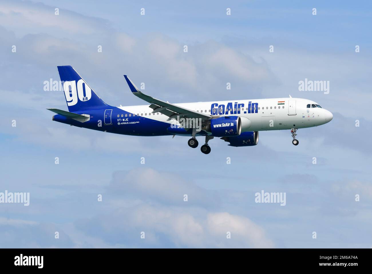 Flugzeuge der Fluggesellschaft GoAir Airbus A320 fliegen. Flugzeug A320 von Go Air India. Stockfoto