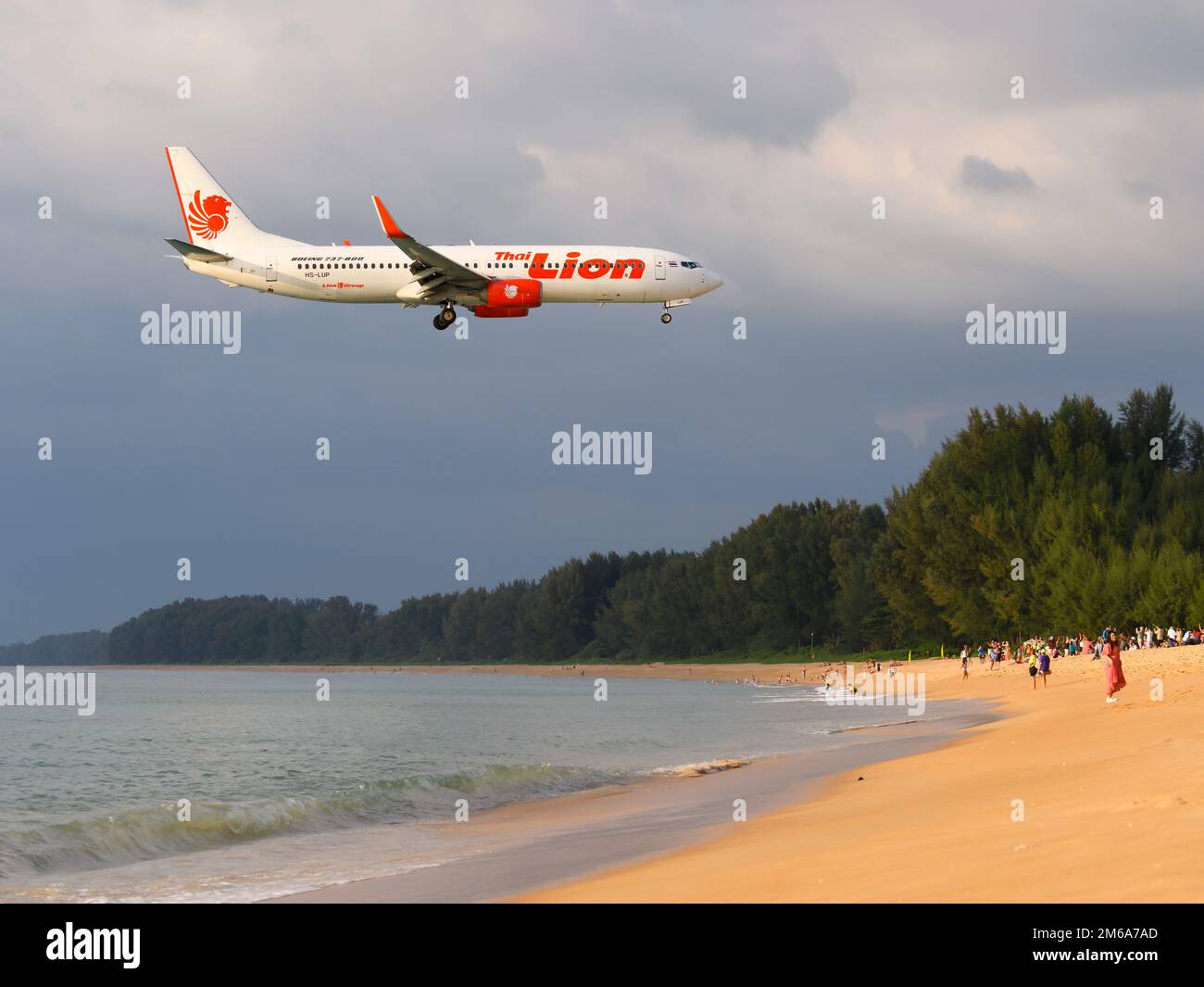 Thai Lion Air Boeing 737 Flugzeug über Mai Khao Beach. Flugzeug 737-800 von Thai LionAir über Phuket Airport Beach. Flugzeug über dem Strand. Stockfoto