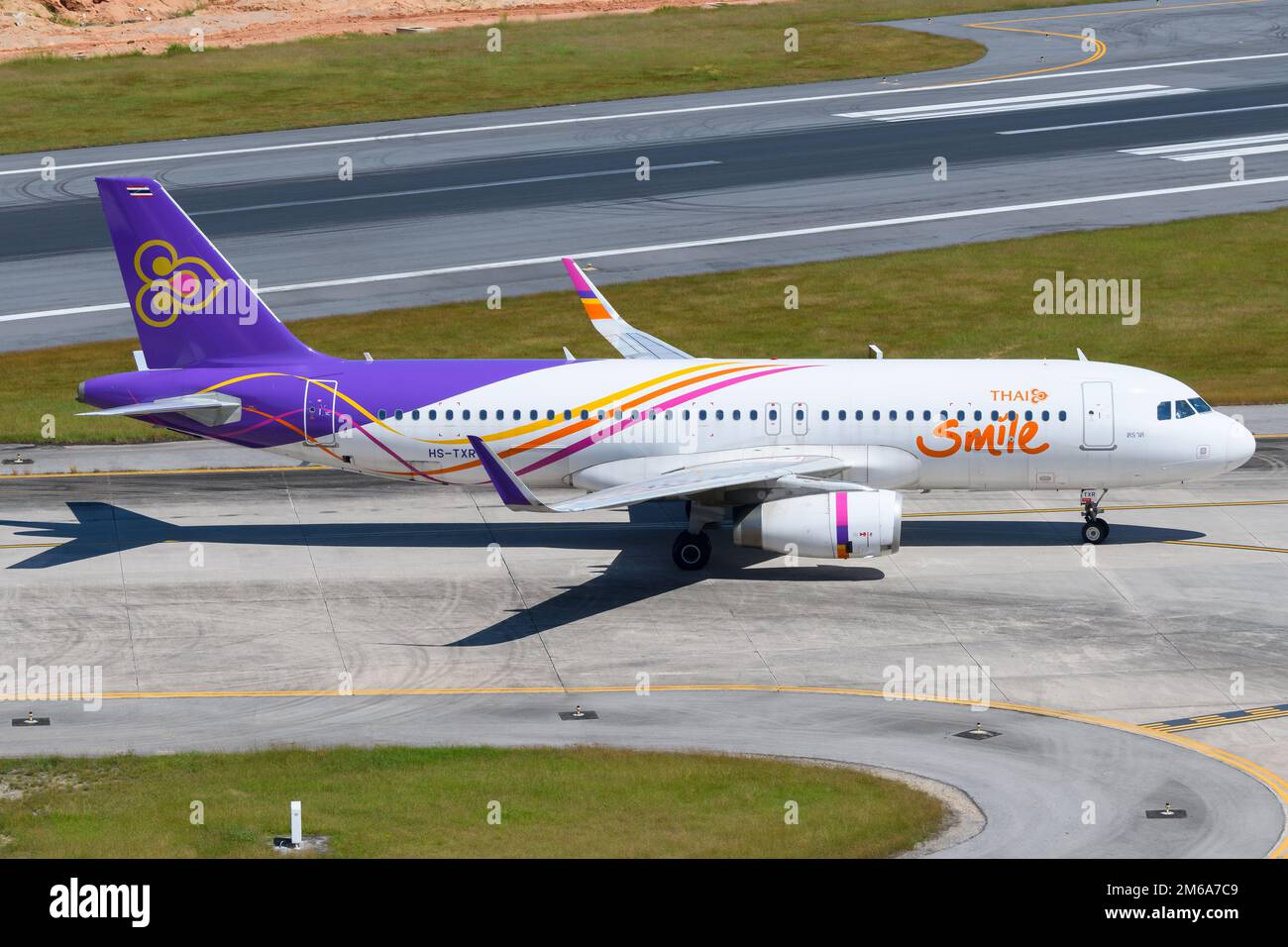 Thai Smile Airways Airbus A320 Rolling. Flugzeug A320 der Thai Smile Airline. Low-Cost-Tochtergesellschaft von Thai Airways. Thai Smile Airways Flugzeug. Stockfoto