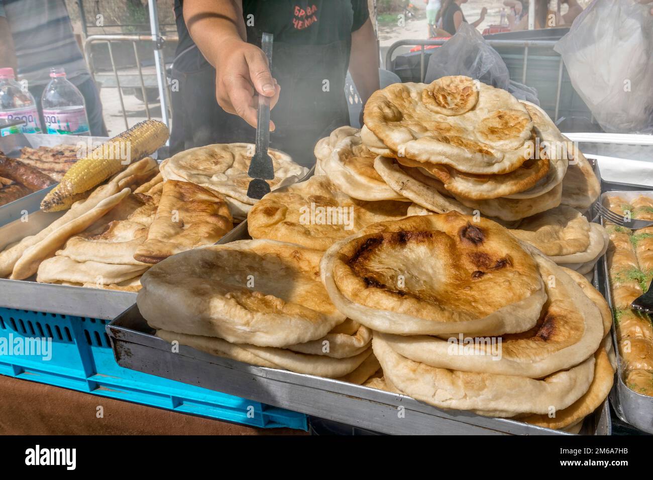 Ein Straßenverkäufer bereitet traditionelle bulgarische Lebensmittel zu, nämlich Mekici; Kardzhali Bulgaria Europe; Stockfoto