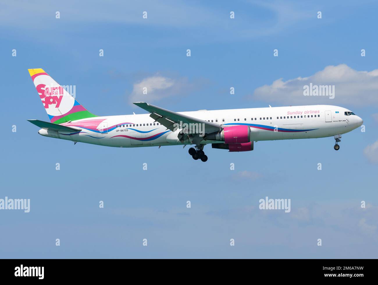 Sunday Airlines Boeing 767 fliegt. Charterfluggesellschaft aus Kasachstan Sunday Airline Flugzeug 767. Stockfoto