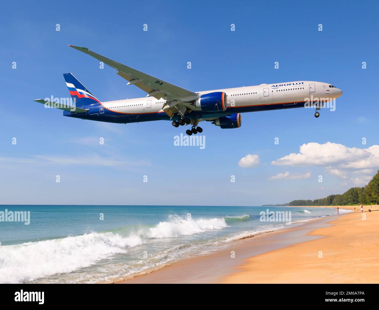 Aeroflot Boeing 777 über Mai Khao Beach in der Nähe des Flughafens Phuket, Thailand. Aeroflot Russian Airlines Boeing 777-300ER Flugzeug. Stockfoto