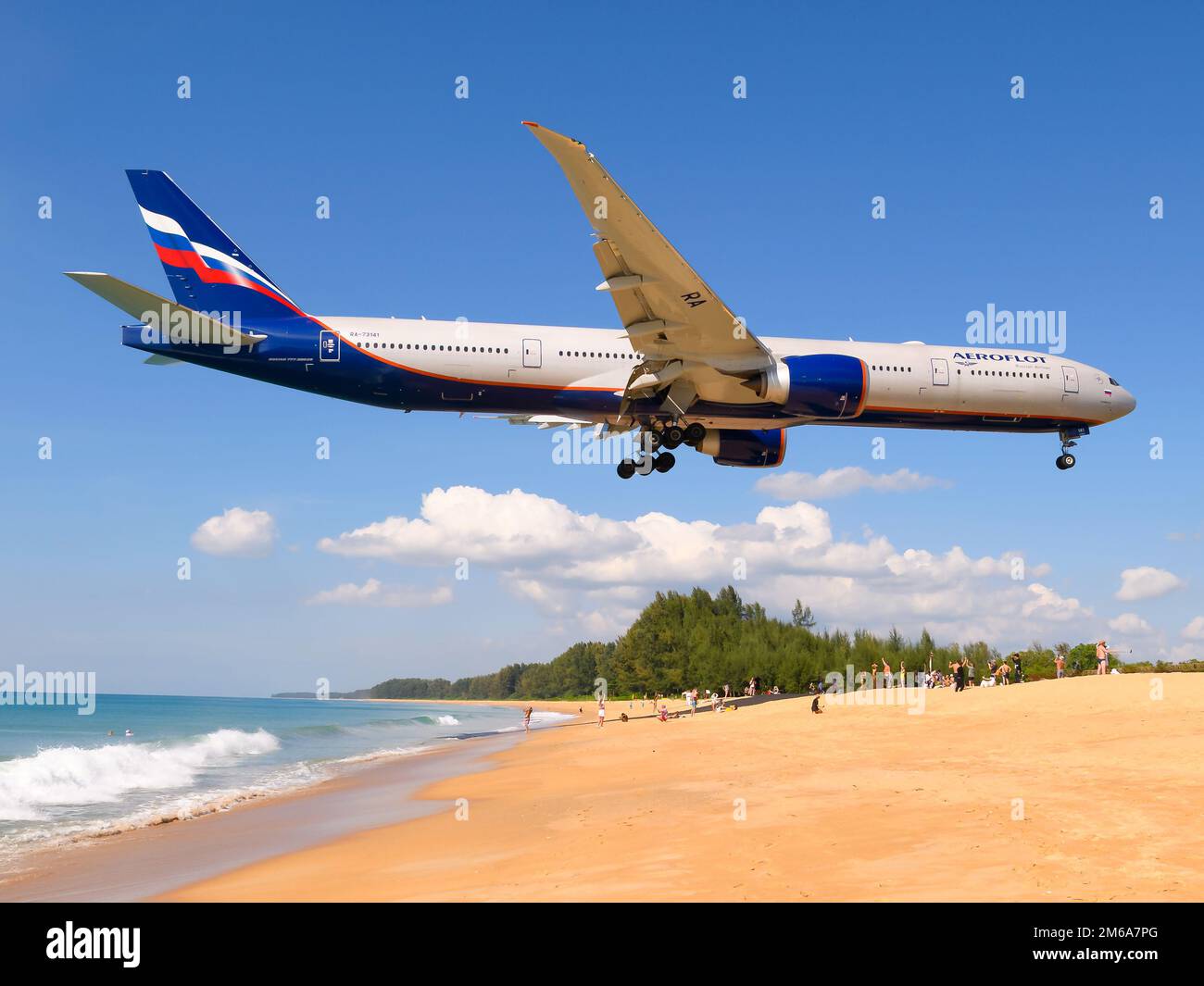 Aeroflot Boeing 777 über Mai Khao Beach in der Nähe des Flughafens Phuket, Thailand. Aeroflot Russian Airlines Boeing 777-300ER Flugzeug. Stockfoto