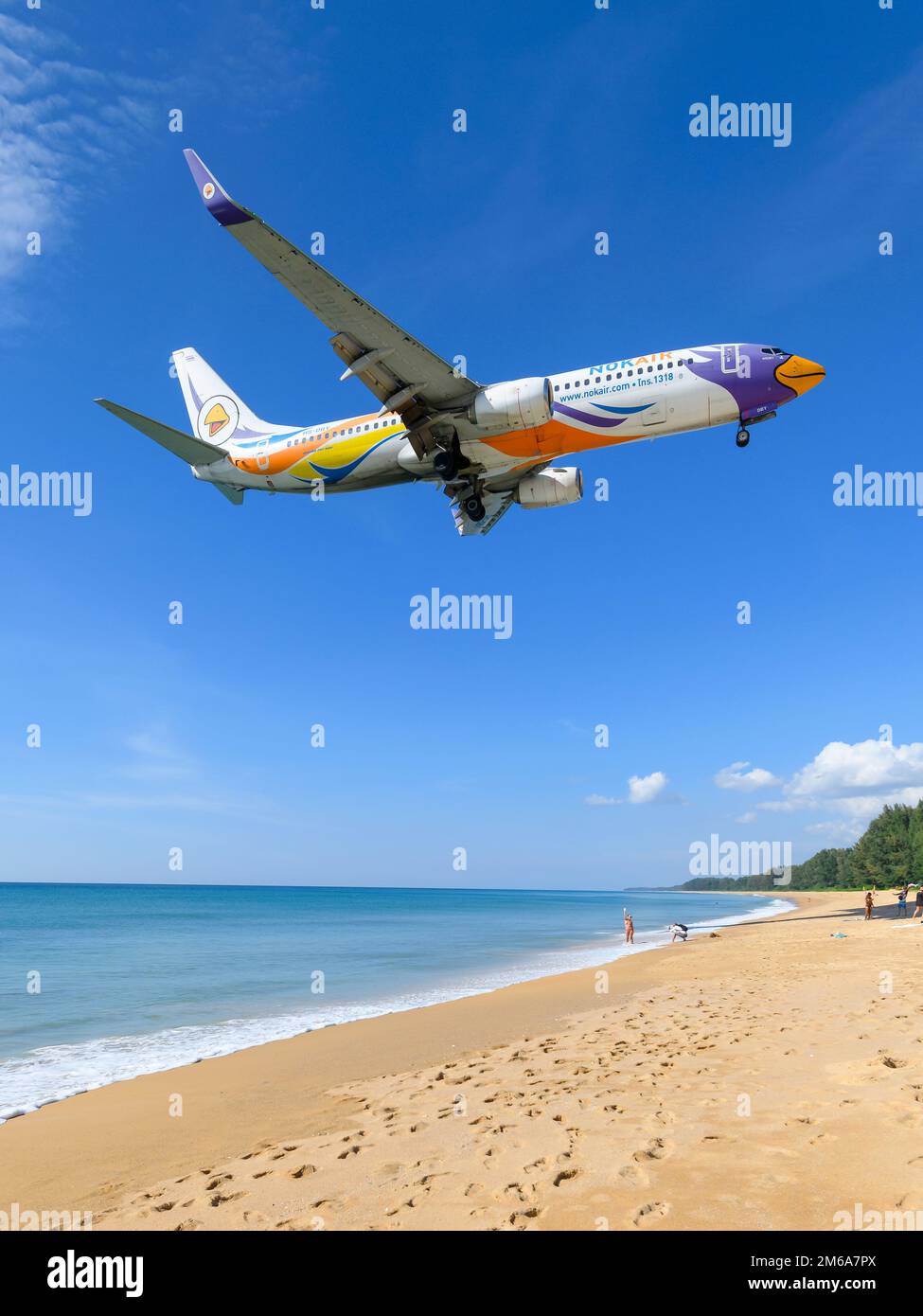NOK Air Boeing 737 Flugzeug fliegt über Mai Khao Beach in der Nähe des Flughafens Phuket. Flugzeug 737-800 von NokAir Thailand (NOK Air Thailand). Stockfoto