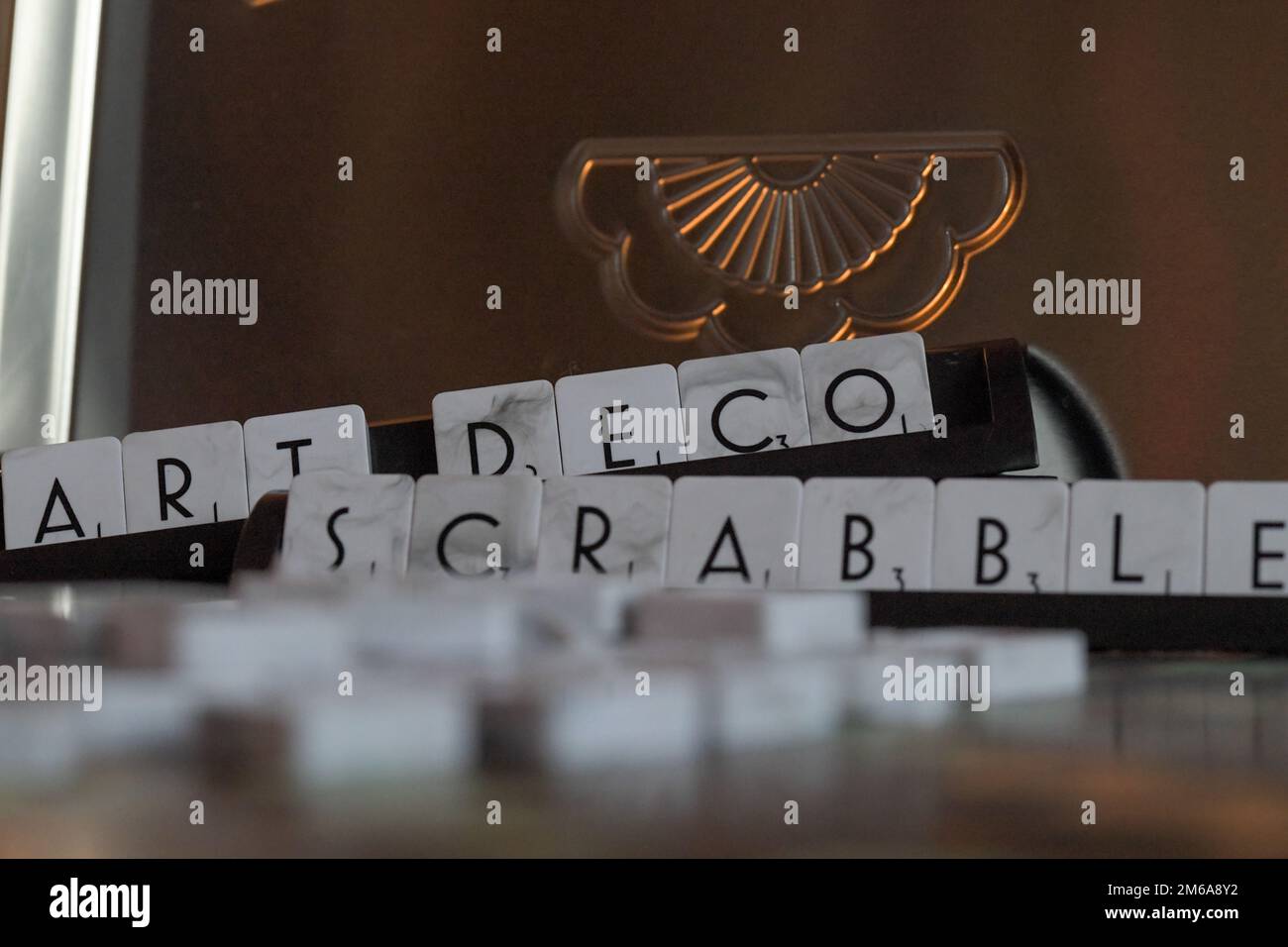 Ein spezielles Scrabble-Board im Art-Deco-Stil mit Buchstabensteinen, die Art-Deco-Scabble schreiben Stockfoto