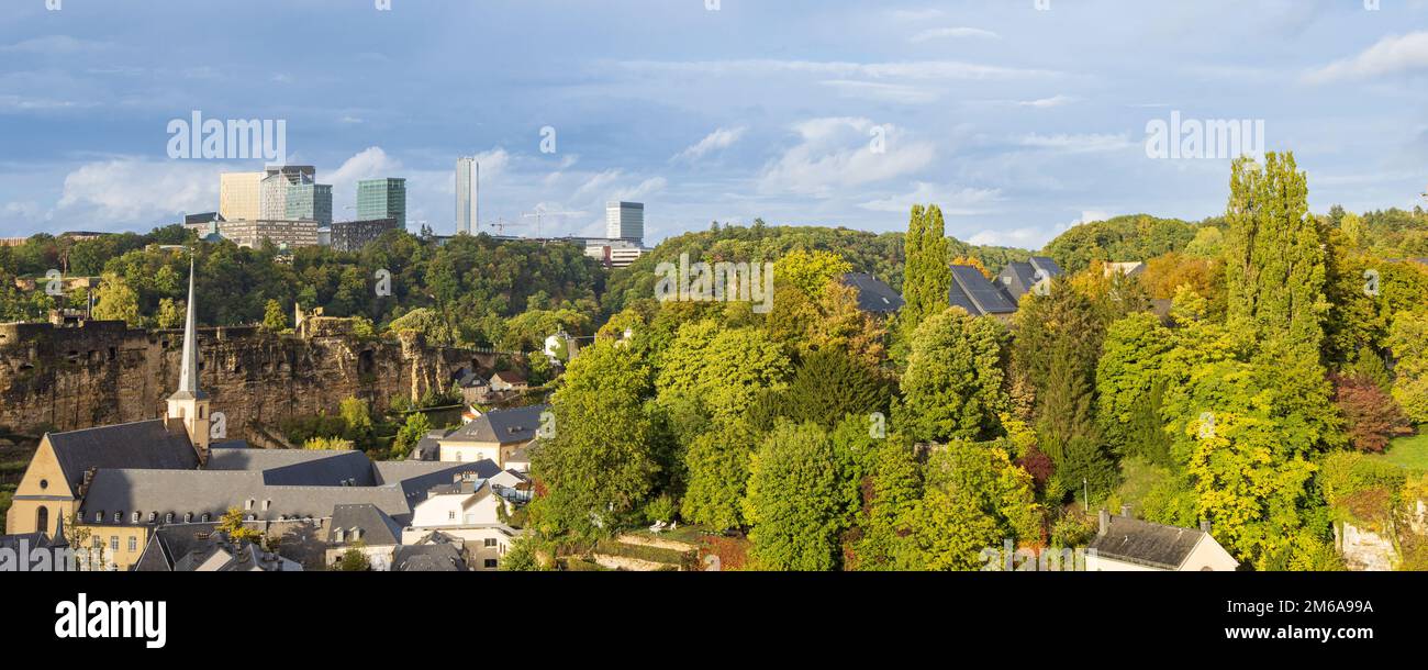 Luxemburg-stadt, Luxemburg - Ocotber 1, 2022: Stadtbild von Grund arrea mit europäischem Dschungel Kirchberg im Hintergrund in Luxemburg-Stadt Stockfoto