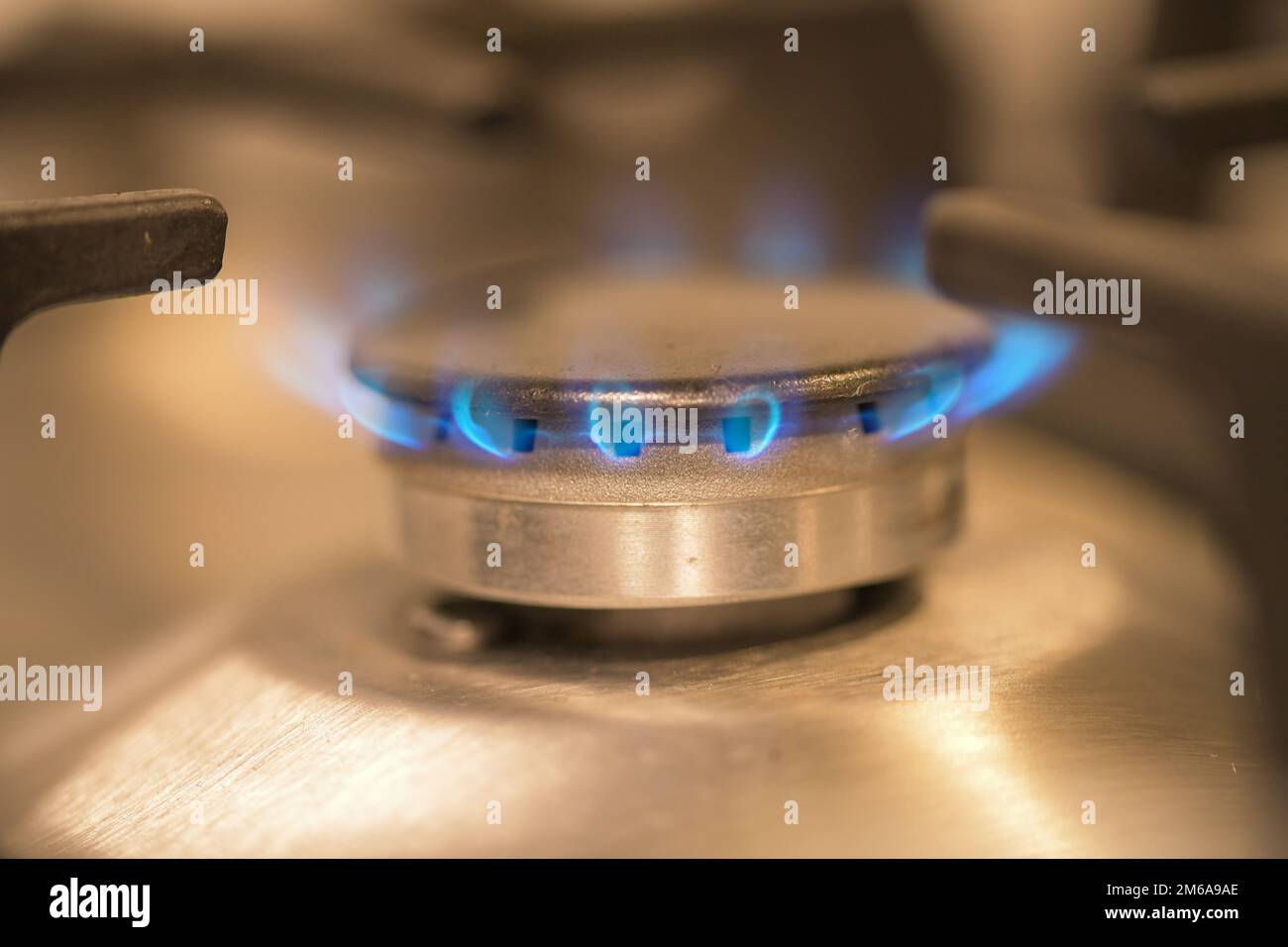 Flamme eines Gasbrenners auf einem Küchenherd, brennendes Gas, Brennstoffpreise, hohe Inflation, Energiekrise Stockfoto