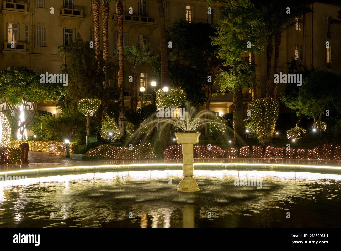 Der mit Flutlicht beleuchtete Garten des Winter Palace Hotel Luxor Egypt während der Weihnachtszeit Stockfoto