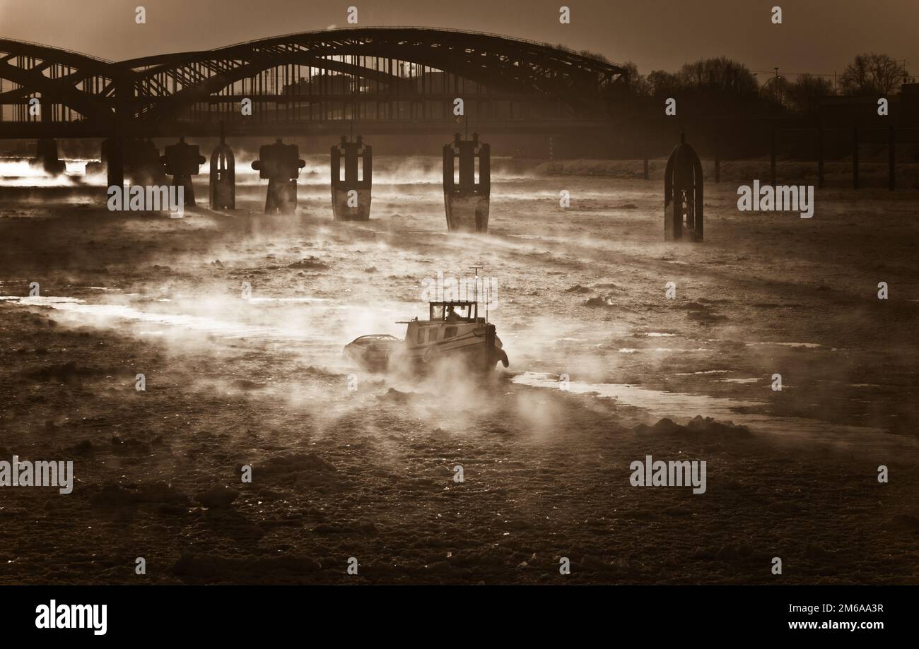 Hamburg - Hamburger Hafen im Winter mit ElbbrÃ¼cken Stockfoto