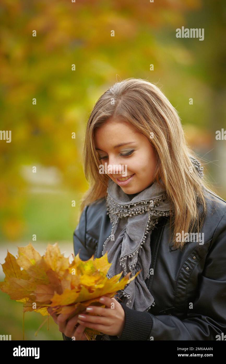 Schöne Mädchen im Herbst Park Stockfoto