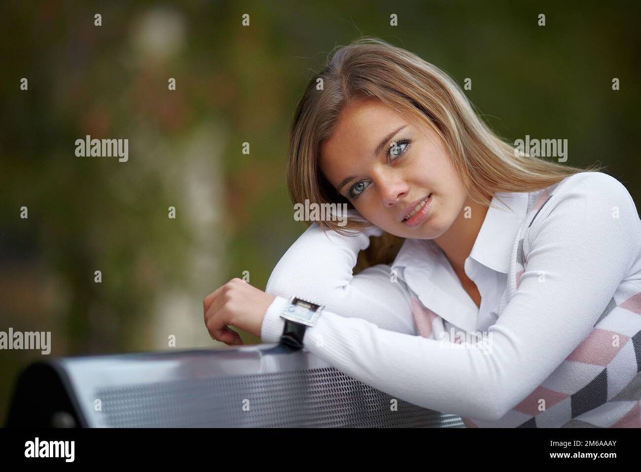 Schöne Mädchen auf der Bank sitzen Stockfoto