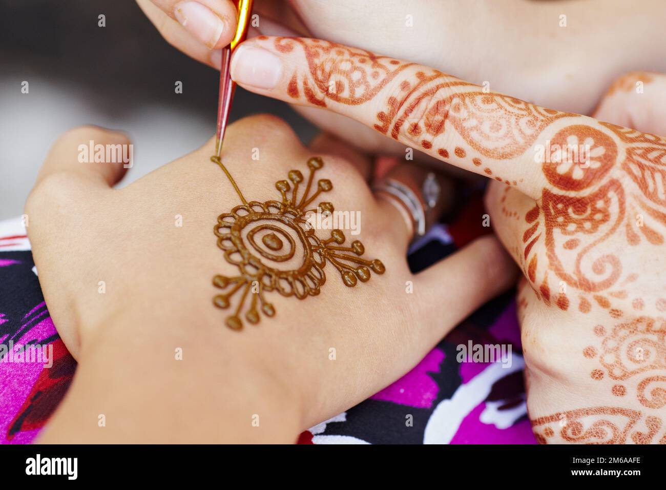 Henna Kunst in Frauenhand Stockfoto