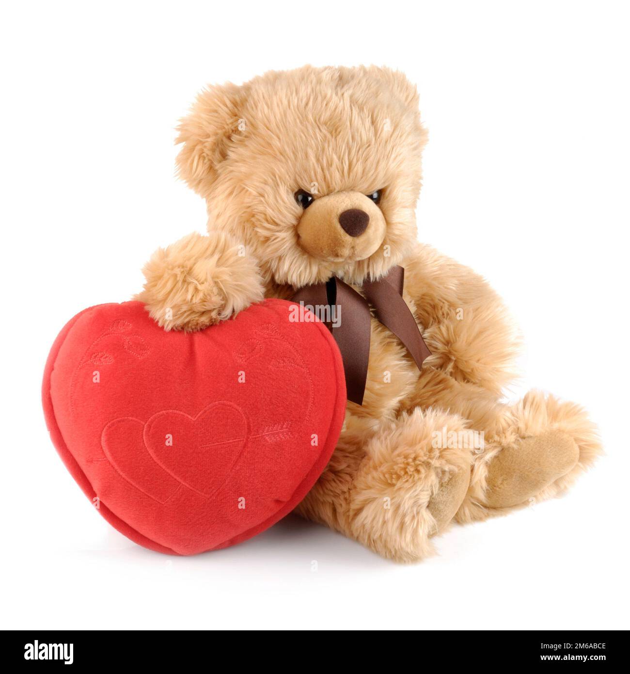 Teddybär mit einem großen roten Herz, isoliert auf Weiß Stockfoto