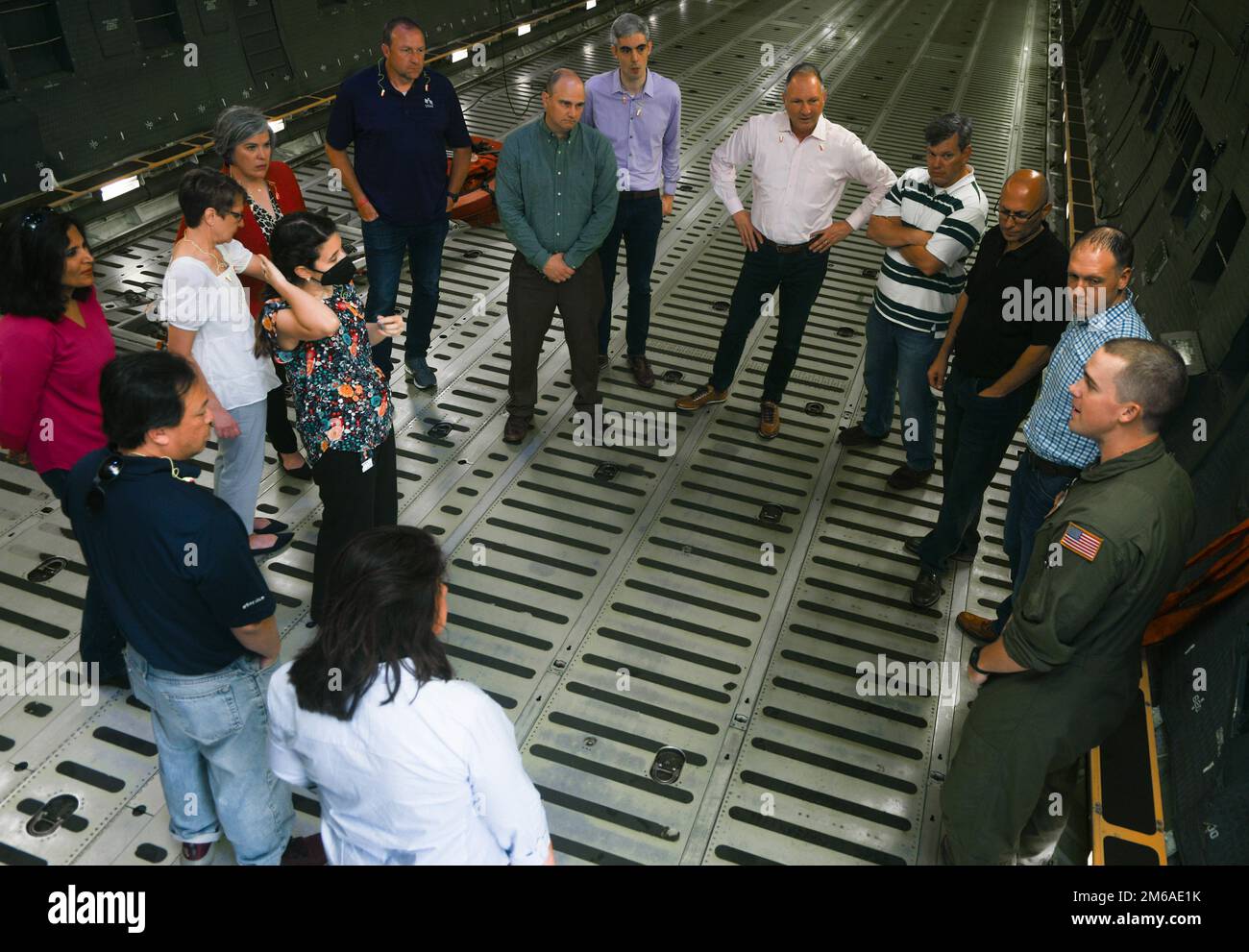 Tech. Sgt. Joshua Green, 68. Airlift Squadron Loader, spricht mit Mitarbeitern der United Services Automobile Association während einer Tour durch das C-5M Super Galaxy Flugzeug auf der Joint Base San Antonio-Lackland, Texas, am 20. April 2022. Mitarbeiter der USAA nahmen an der Tour Teil, um sich mit der Air Force und der Mission des 433. Luftwaffenflügels vertraut zu machen. Stockfoto