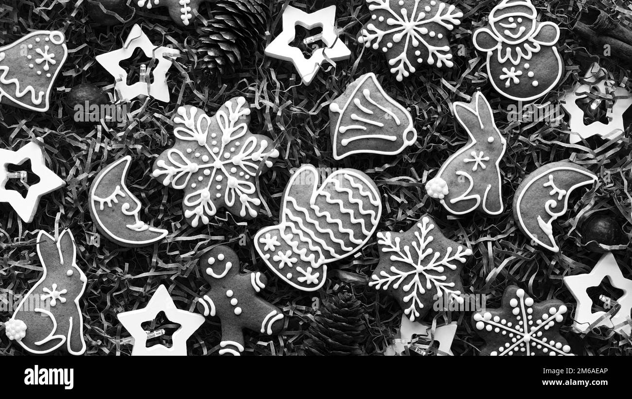 Wunschkekse. Weihnachten Adventsgeschenke Mit Lebkuchen. Draufsicht. Schwarzweiß Stockfoto