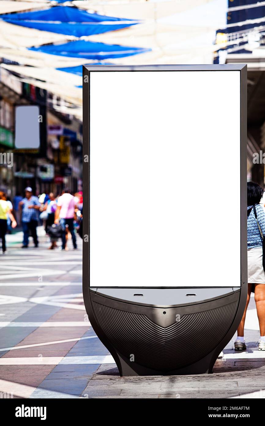Werbetafel in einer belebten Straße Stockfoto