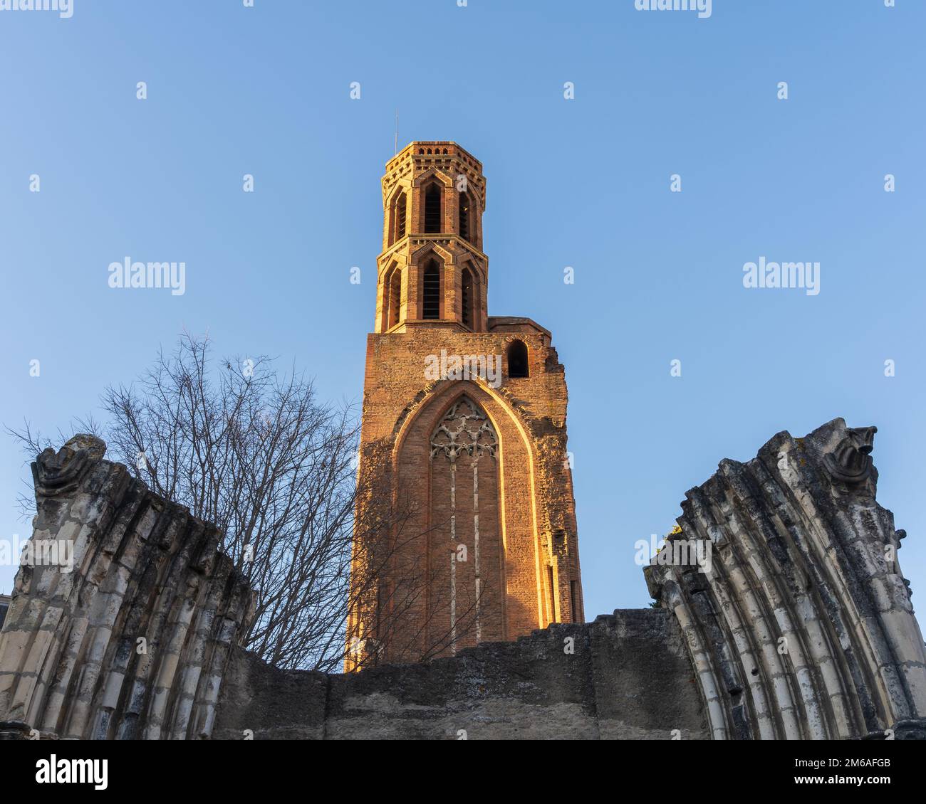 Blick auf die Ruinen des antiken Glockenturms und das Eingangsportal der franziskanerkirche Eglise des Cordeliers in der rosa Stadt Toulouse, Frankreich Stockfoto