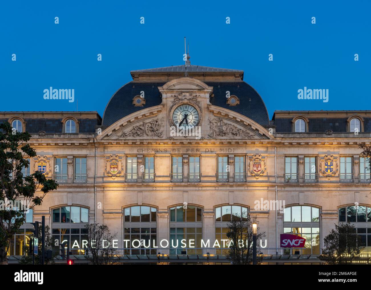 Toulouse, Frankreich - 12 21 2022 : Blick auf die Fassade des Bahnhofs Matabiau, beleuchtet nach Sonnenuntergang Stockfoto
