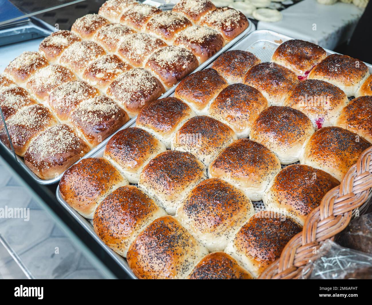 Frische, heiße Brötchen, die auf einem Tablett neben dem heißen Herd ... Frische, heiße Brötchen, die auf einem Tablett neben dem heißen Herd ...