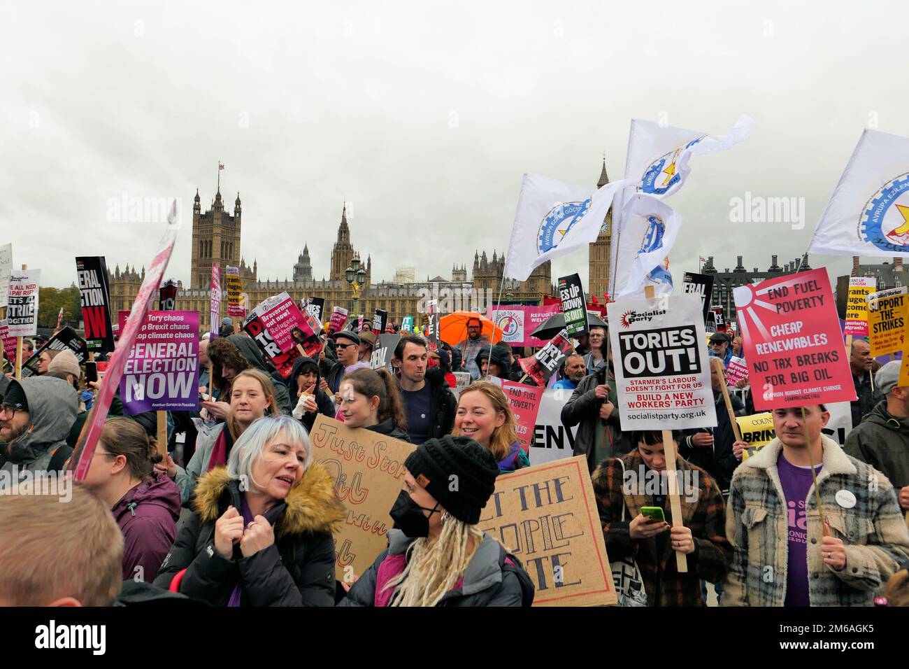 Volksversammlung März London 2022. November, Embankment zum Trafalgar Square: Anti-Deportation, Tories out, Not Fit to Governn. Stockfoto