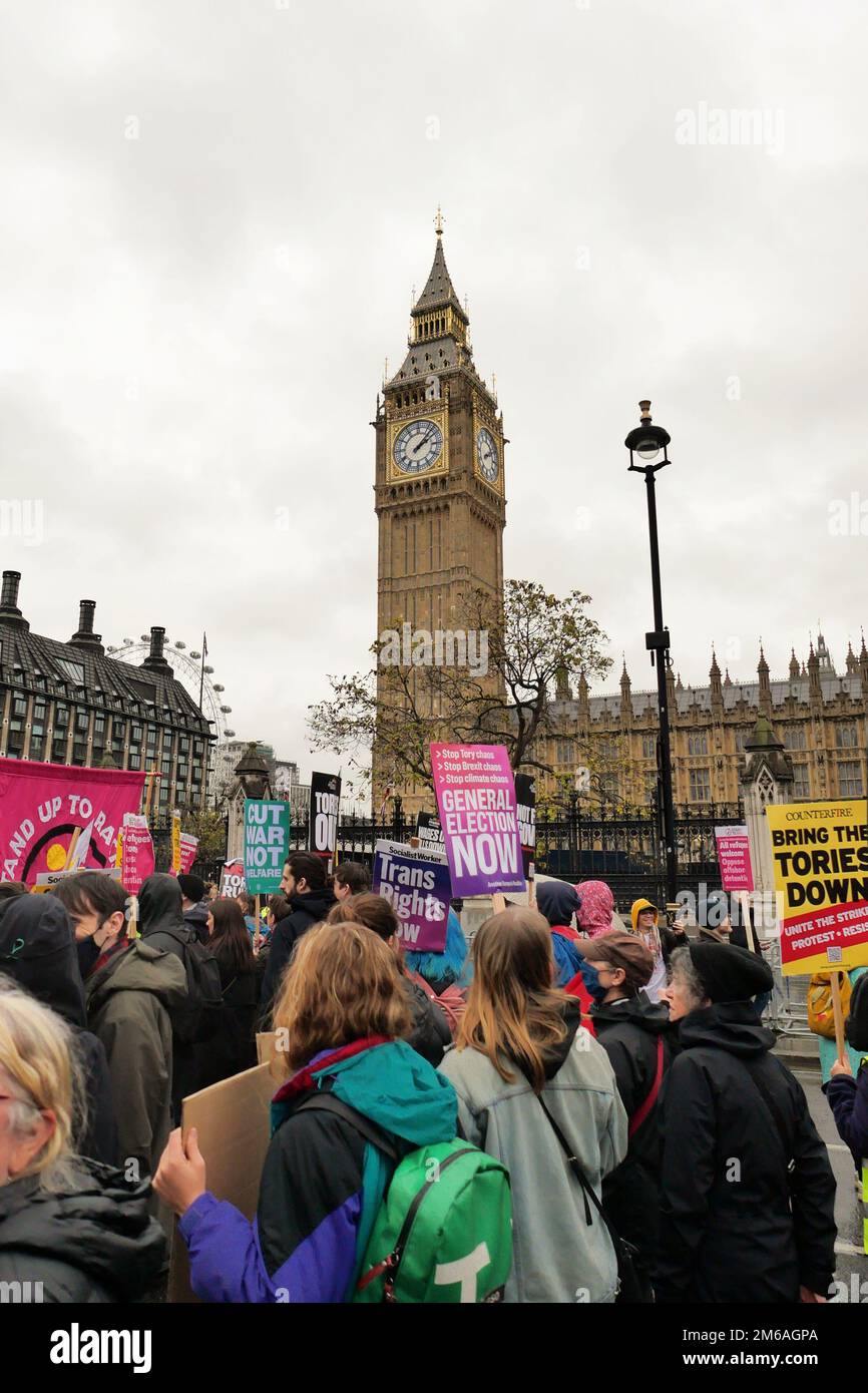 Volksversammlung März London 2022. November, Embankment zum Trafalgar Square: Anti-Deportation, Tories out, Not Fit to Governn. Stockfoto