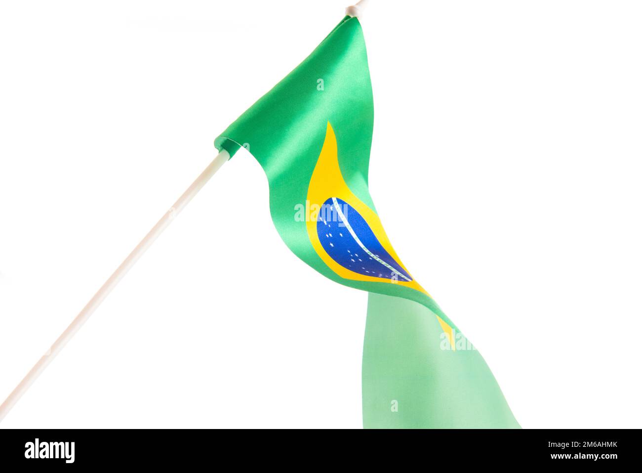 Die brasilianische Flagge auf weißem Hintergrund entwickelt sich und flattert im Wind. Isolieren. Stockfoto