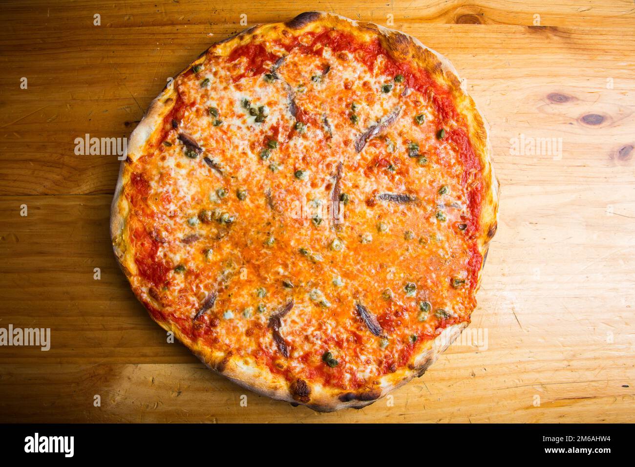 Sardelle Sizilianische Pizza. Neapolitanische Pizza mit Mozzarella-Käse ...