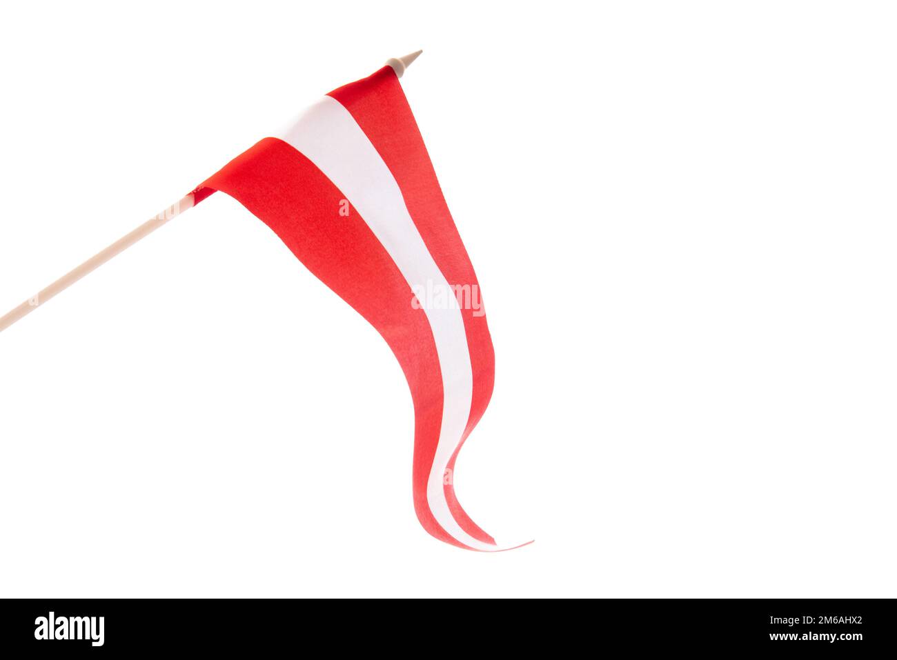 Die lettische Flagge auf weißem Hintergrund entwickelt sich und fliegt im Wind Stockfoto