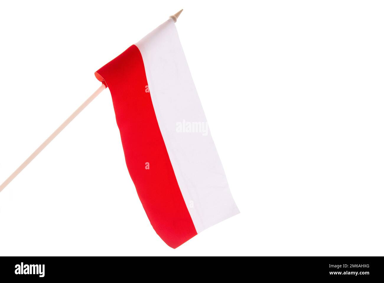 Die Flagge Polens weht im Wind. Auf weißem Hintergrund das Isolieren. Stockfoto