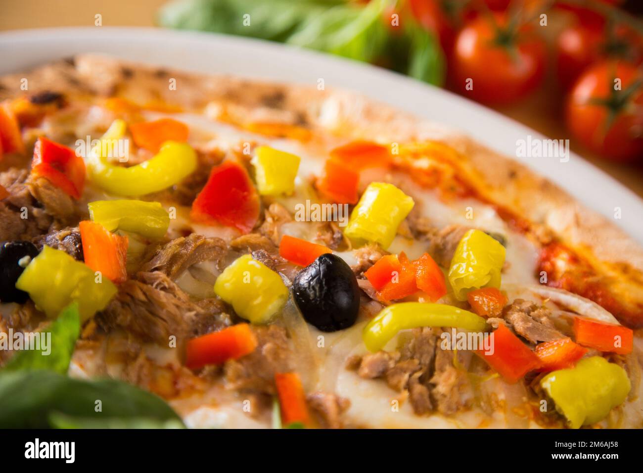 Thunfisch-Pizza. Neapolitanische Pizza mit Mozzarella-Käse, Thunfisch, Zwiebeln und Oliven. Authentisches italienisches Rezept. Stockfoto