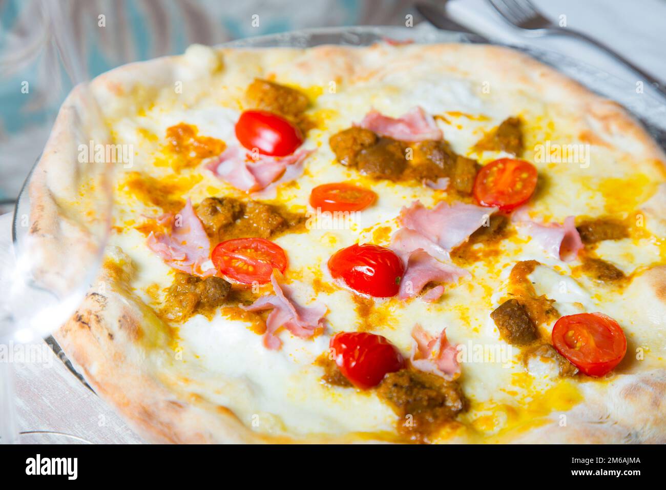 Würstchen-Pizza. Neapolitanische Pizza mit Tomatensauce, Käse, Schweinewurst. Authentisches italienisches Rezept. Stockfoto