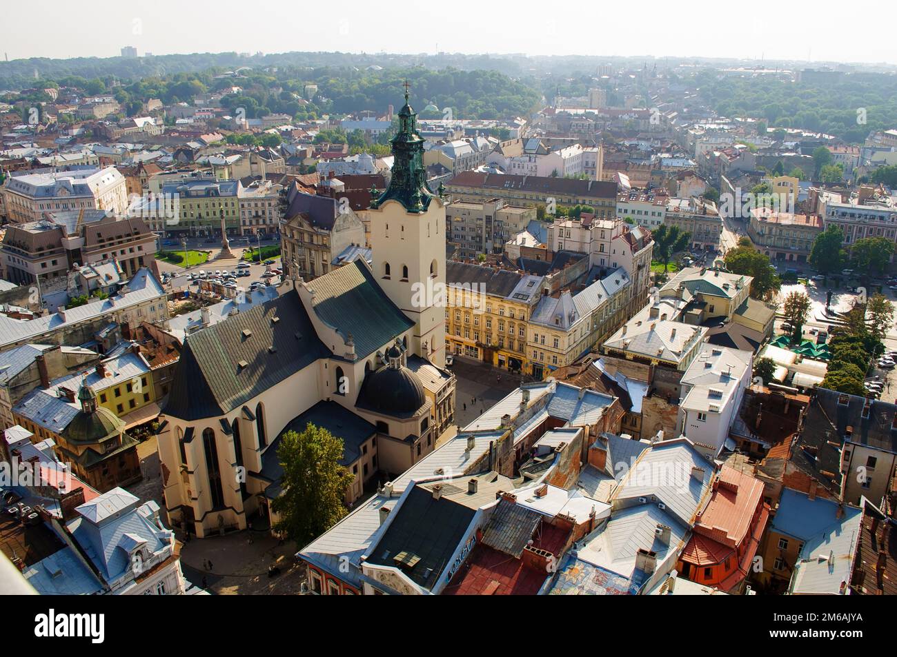 Lemberg, Ukraine. 02. September 2014 Panoramablick auf Lemberg vom Rathaus. Historischer Teil des Ortes mit alten Häusern und der lateinischen Kathedrale. Stockfoto