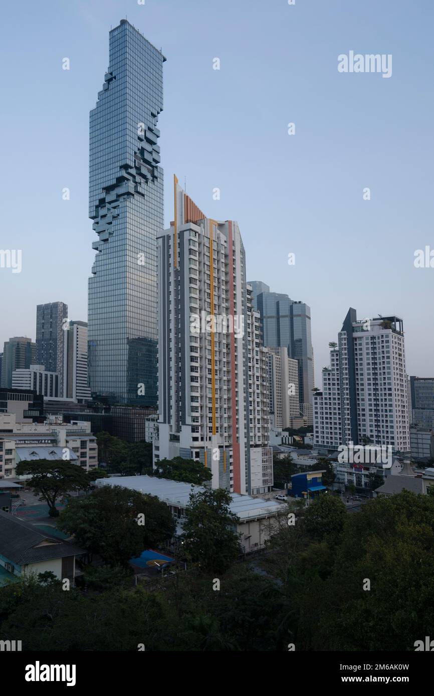 Architektonischer Blick von außen auf die Wolkenkratzer in bangkok Stockfoto