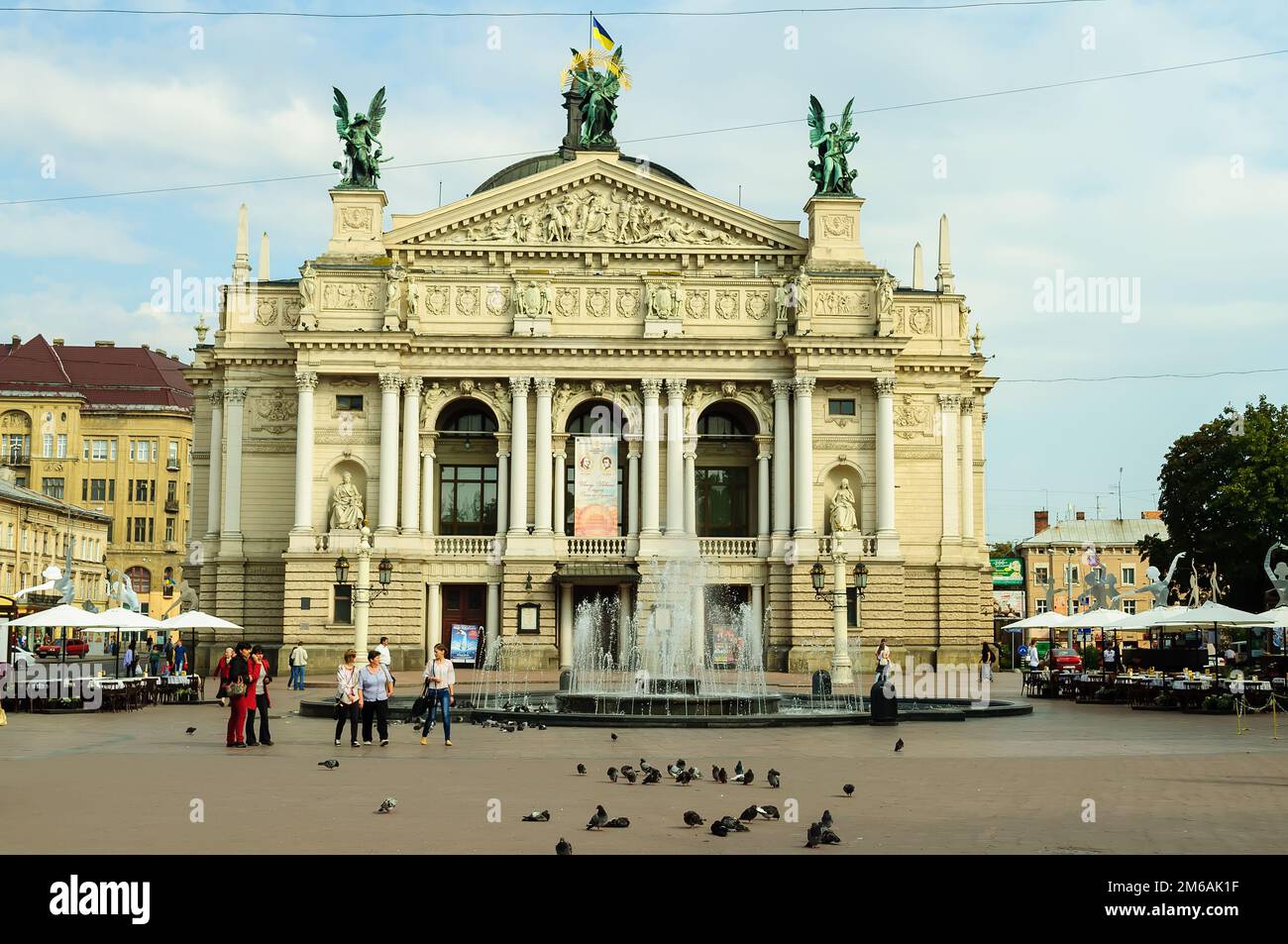 Lemberg, Ukraine. 31. August 2014. Opernakademisches Theater in Lemberg, antike barocke Architektur mit Säulen und Skulpturen Stockfoto