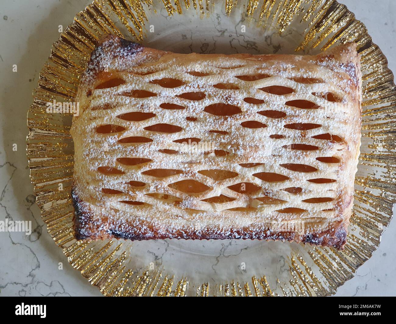 Blätterkuchen mit Aprikosenmarmelade Stockfoto