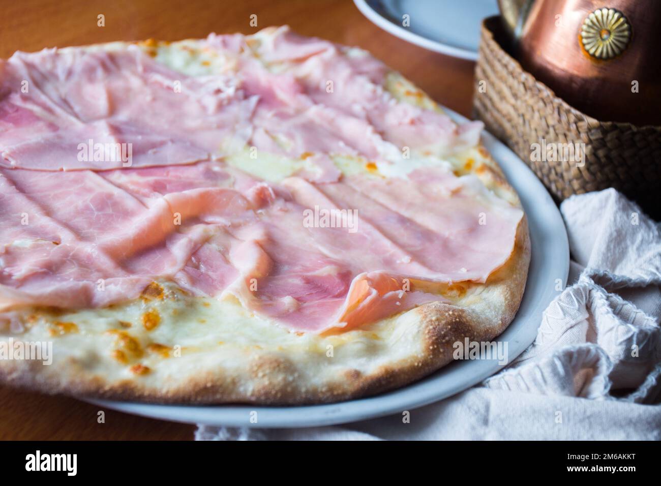 Prosciutto Pizza. Neapolitanische Pizza mit Tomatensoße, Käse und ... Prosciutto Pizza. Neapolitanische Pizza mit Tomatensoße, Käse und ...