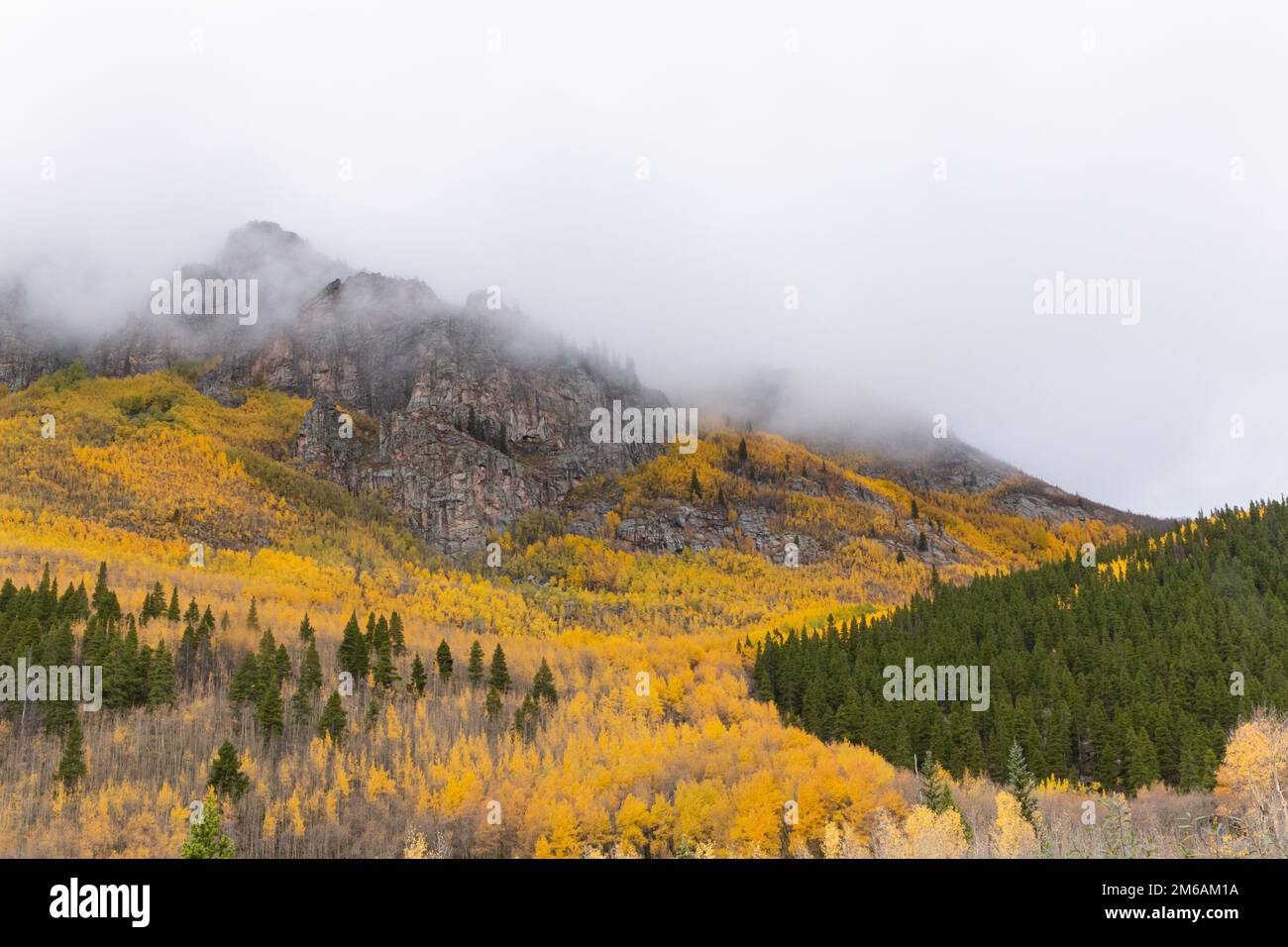 Wolken ziehen sich über Berggipfel. Stockfoto