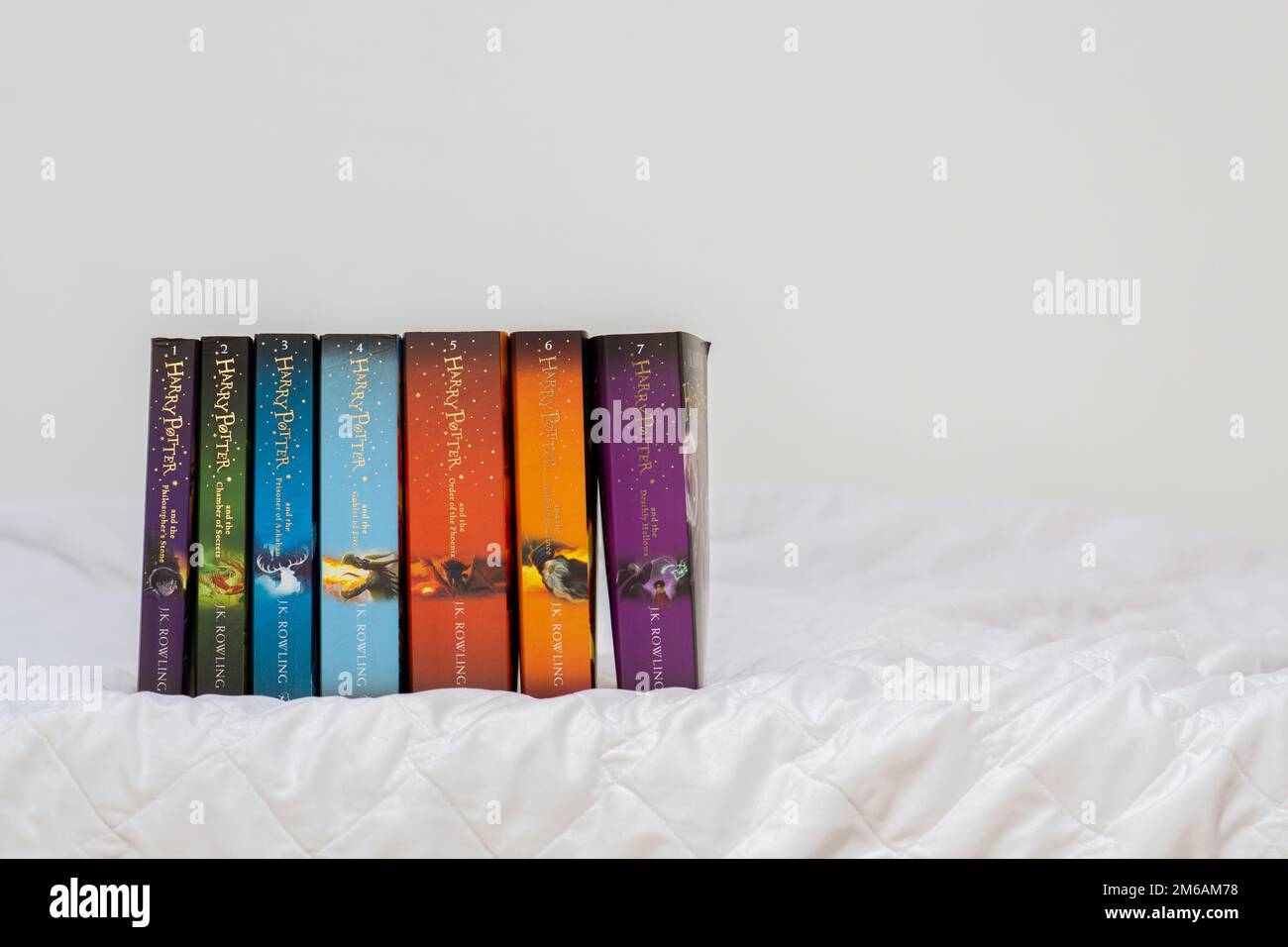 Harry Potter alle Bücher. Alle Teile der Harry-Potter-Bücher. Harry Potter Bücher auf weißem Hintergrund. Stockfoto