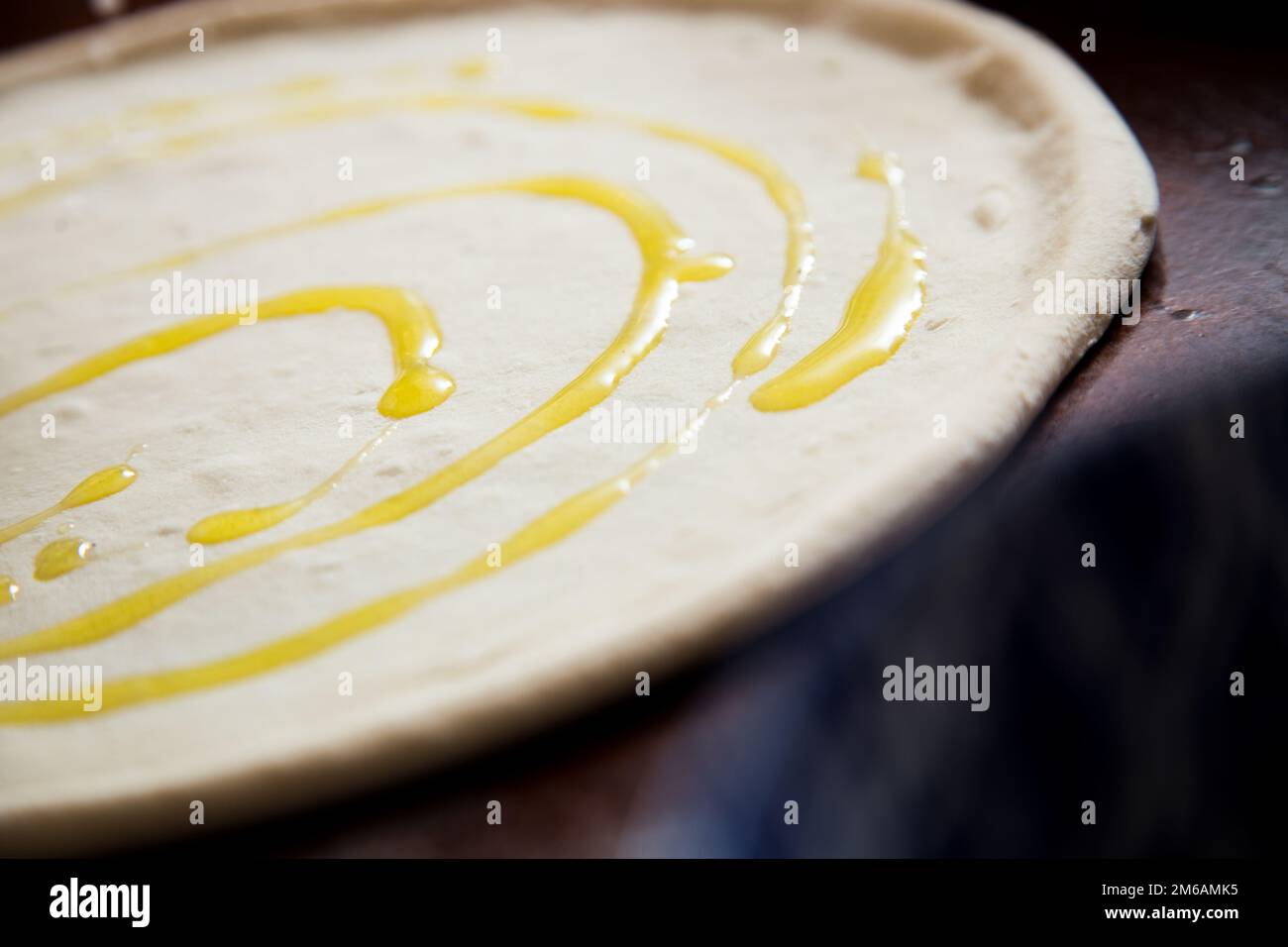 Zubereitung von Pizzateig in einem italienischen Restaurant. Stockfoto